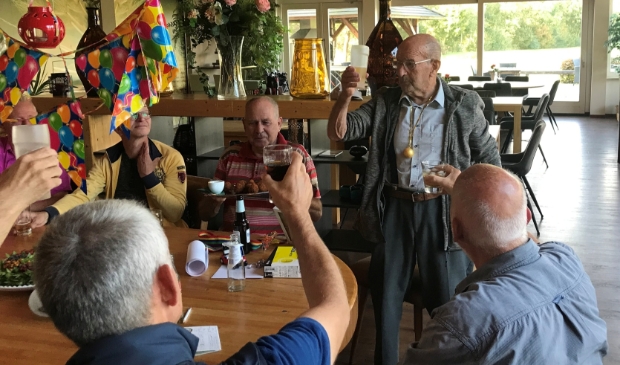 <p>Een toast op de jarige Harry, die net zijn gouden golfbal omgehangen heeft gekregen.</p>