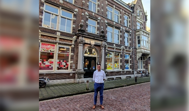 Pim boven voor imposante TU-gebouw aan de Broederweg.