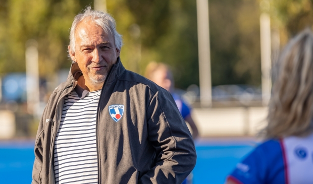 <p>Trainer Bart van Kersbergen eerder dit seizoen tijdens een wedstrijd van HC Zwolle.</p> 