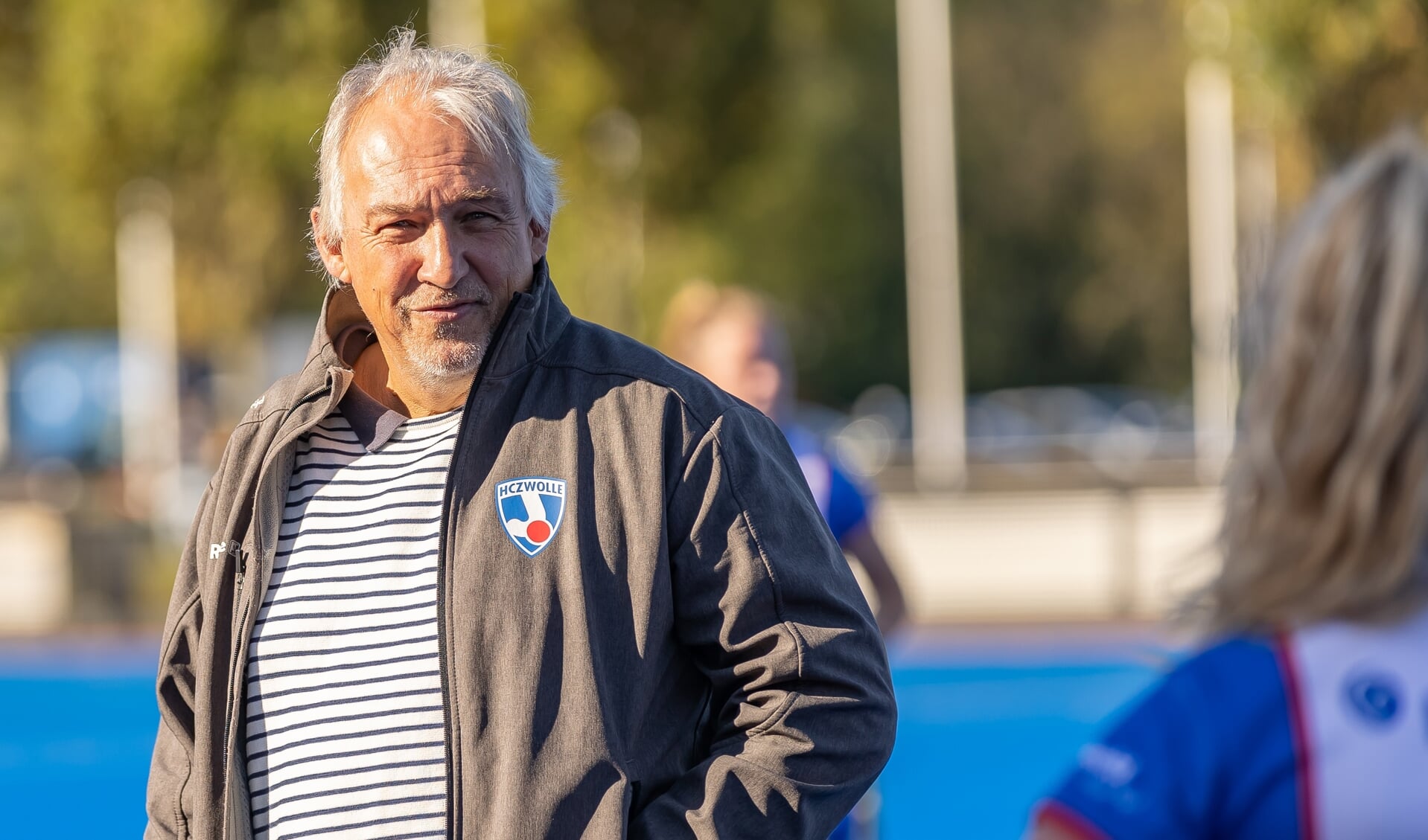 Trainer Bart van Kersbergen eerder dit seizoen tijdens een wedstrijd van HC Zwolle.