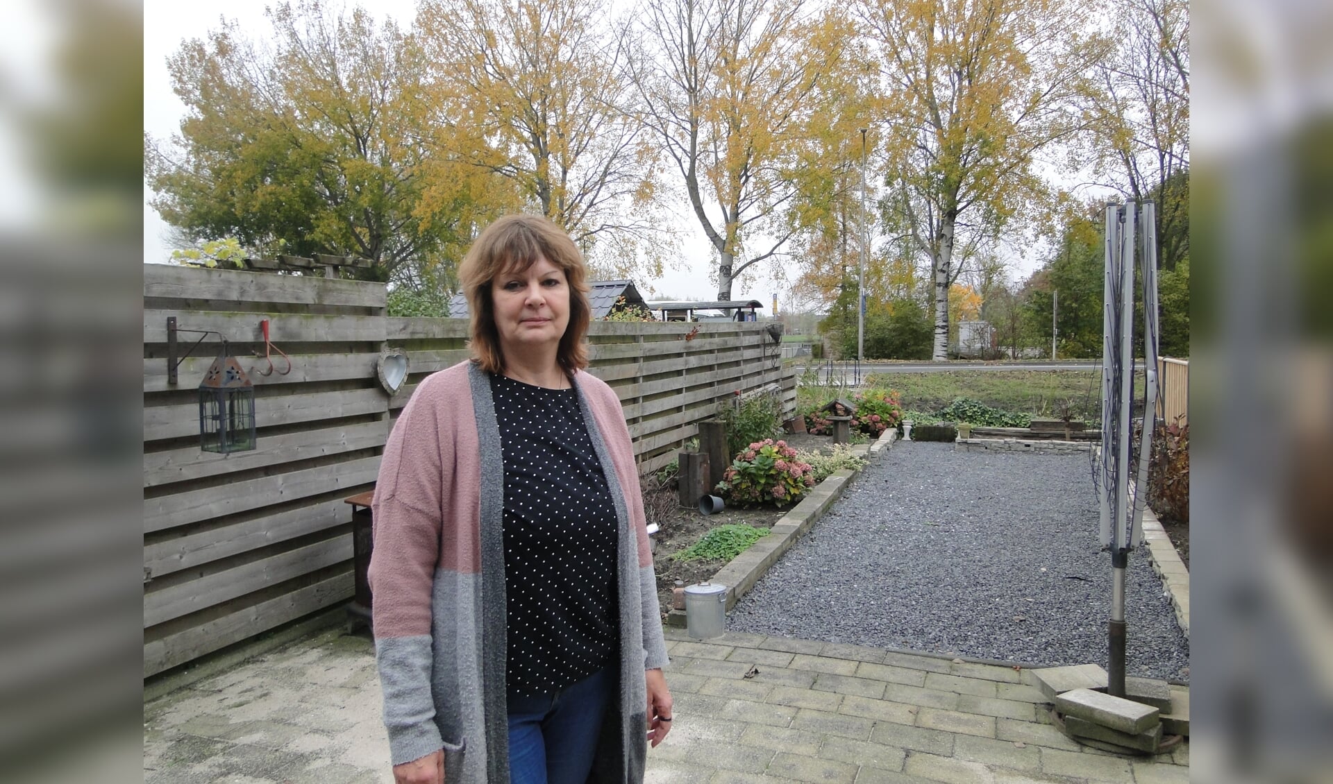 Mevrouw Van de Belt bij haar tuin: ''Vergroening is goed voor het milieu''