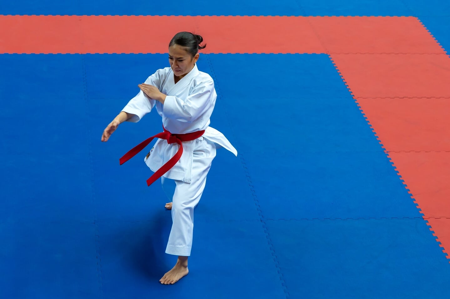 Een kata op de NK Karate in het Landstede Sportcentrum.