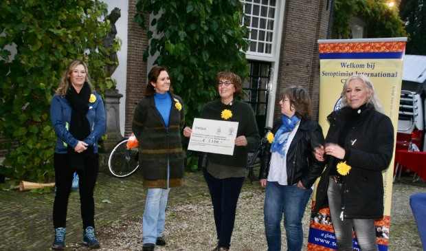 Overhandiging cheque aan Jolande van de Veer, Presidente Soroptimistclub Zwolle (rechts op foto)  