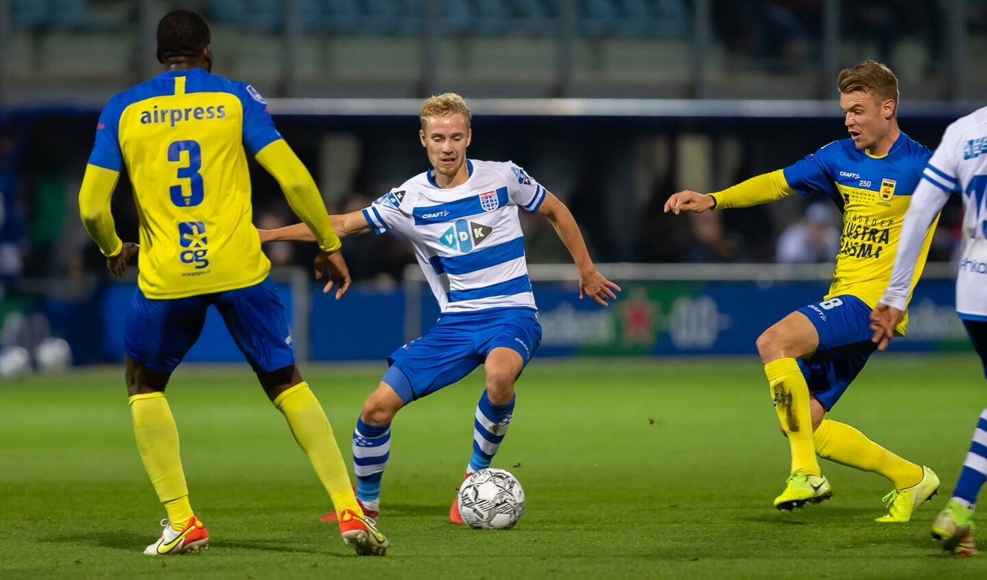 Dean Huiberts beleefde weinig plezier aan zijn eerste eredivisiedoelpunt voor PEC Zwolle, dat de belangrijke wedstrijd tegen Cambuur Leeuwarden met 1-2 verloor.