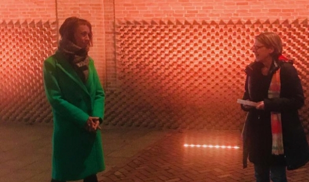 Marianne Witteveen en Daniëlle Banis bij het gemeentehuis.