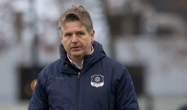 <p>WVF-trainer Marcel van der Steege tijdens de wedstrijd tegen Hulzense Boys, die met 1-3 verloren gaat.</p>