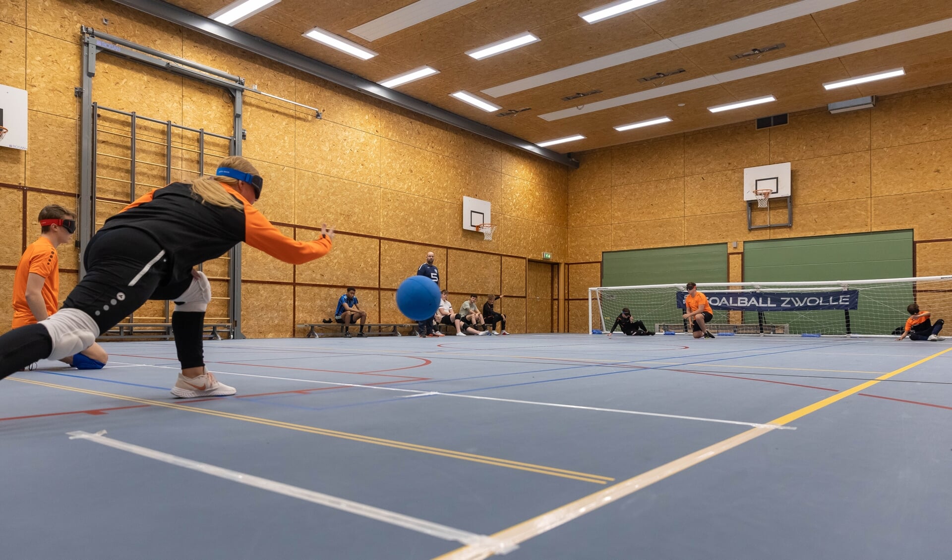 Deltion-leerlingen in actie tijdens de clinic van Goalball Zwolle. Op de voorgrond de braille belijning, om de grenzen van het vak voelbaar te maken.