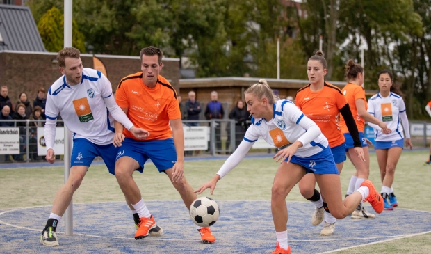 <p>Joanne van den Vorstenbosch probeert de bal te controleren.&nbsp;</p> 