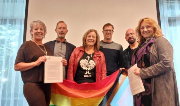 Wethouder Trijn Jongman (rechts) bij de presentatie van het Regenboog Manifest in oktober 2021