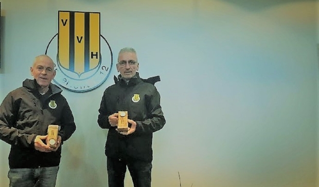 links voorzitter Jos Melenhorst en rechts Gert Simens secretaris vv Heerde