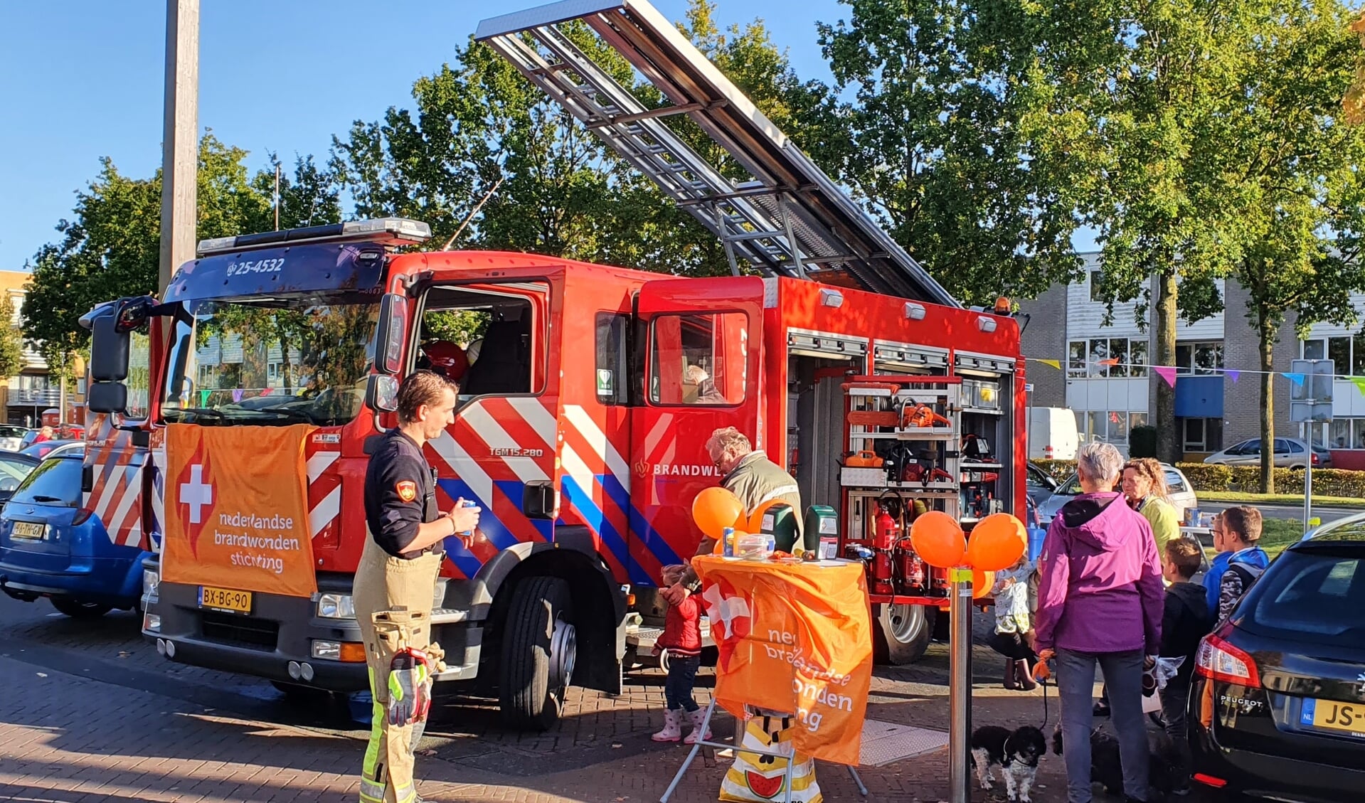 Brandweer Zeewolde ondersteunt collecte Nederlandse Brandwonden Stichting