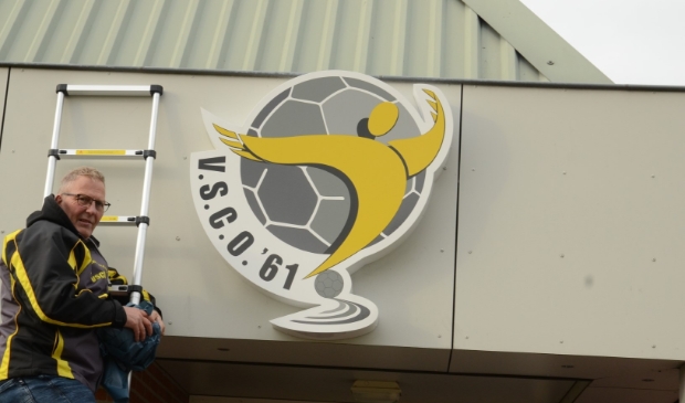 Bestuurslid Jan Visch van de Club van 100 onthult het prachtige 3D logo van de Gele Kanarie