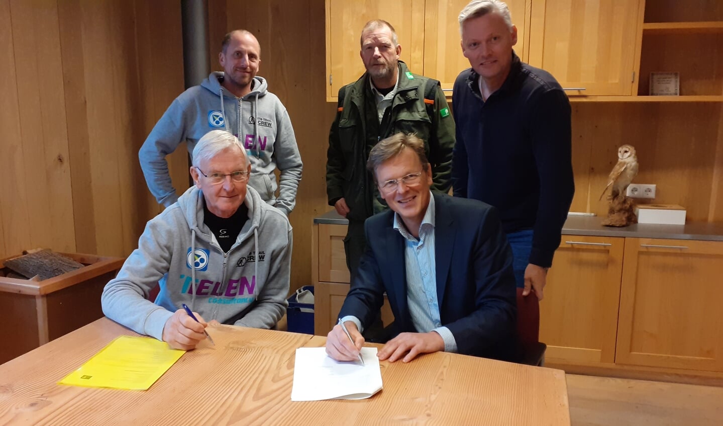 Stichting MTB Zeewolde en Staatsbosbeheer tekenen overeenkomst voor gebruik en onderhoud mountainbikeroute. 