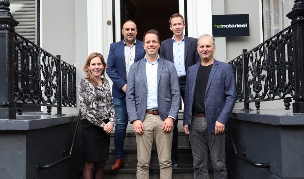 V.l.n.r.: Martine Huisman (het Notarieel), Herman Beijer (V.O.F. Administratie- en Adviesbureau Beijer) en de stichtingsbestuurders Stefan Meijerink, Cees Bijl en Hans Sandink.