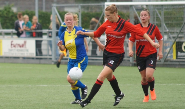 SV Steenwijkerwold VR1 in de rode tenues