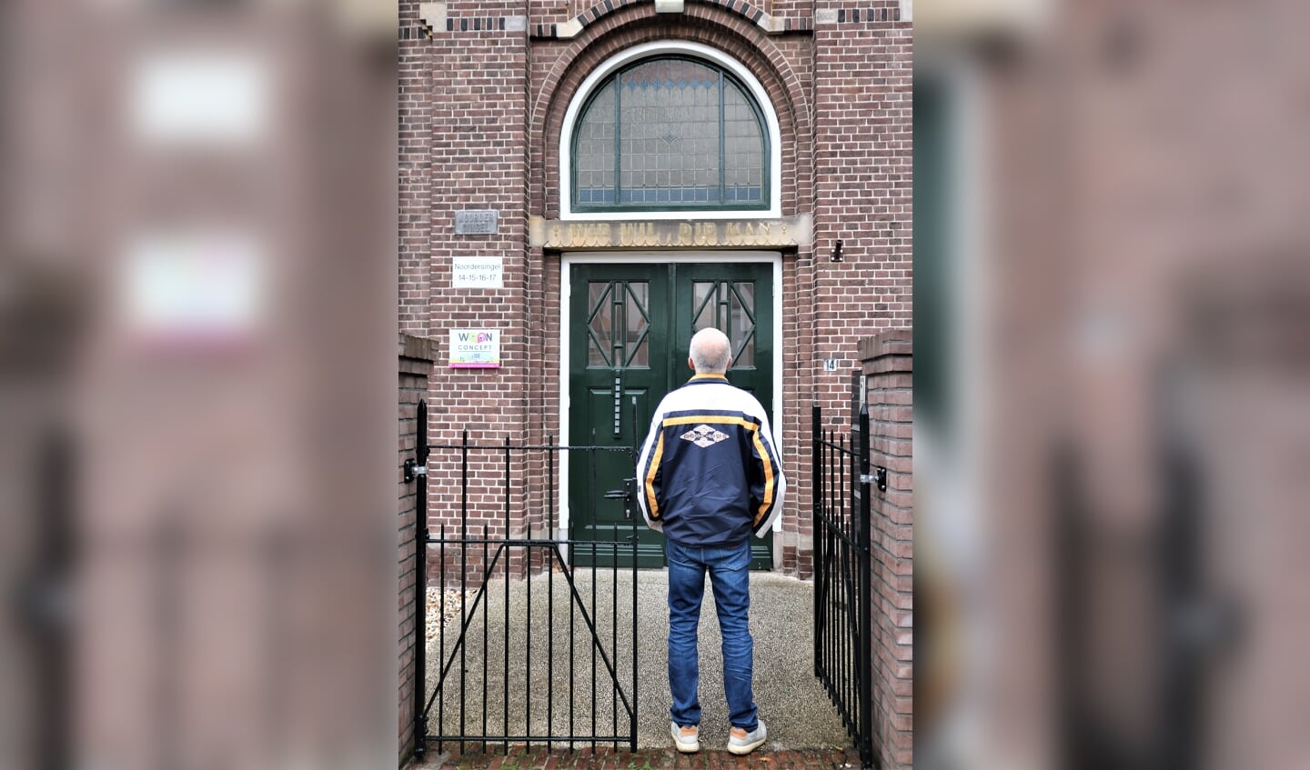 Peter Hassing op de plek waar het allemaal zo’n 35 jaar geleden begon: School B, op de hoek Goeman Borgesiusstraat en Noordersingel in Steenwijk, kijkend naar het verweerde schoolmotto, tussen het halfronde raam en de beide deuren: ‘Wie wil die kan’.