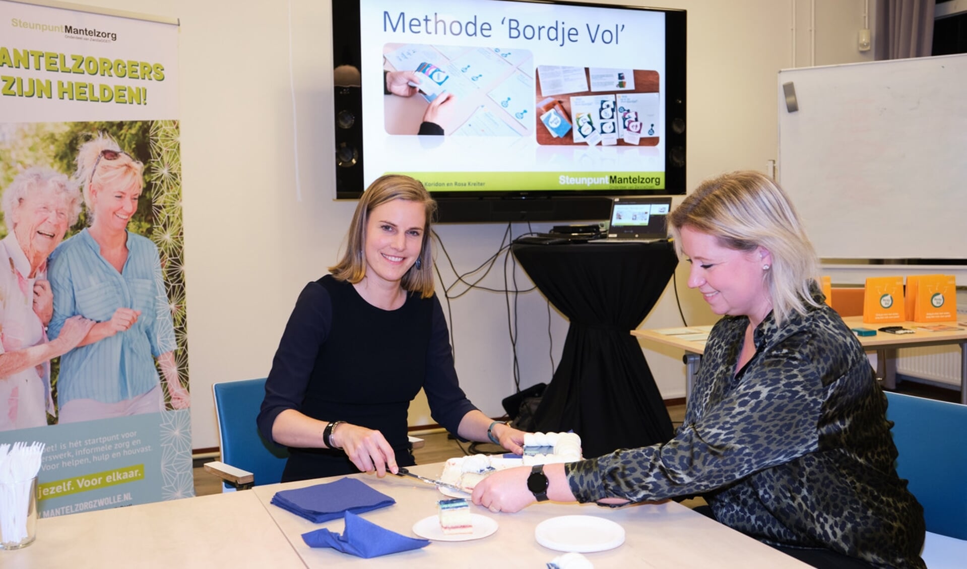 Wethouder Dorrit de Jong (l) en Kristel Koridon van Steunpunt Mantelzorg. 