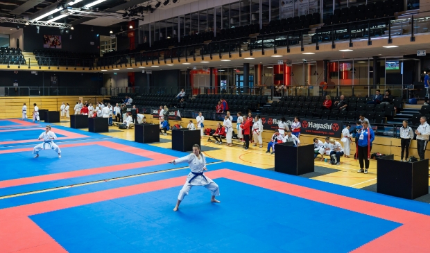 <p>De NK Karate 2021 voor lege tribunes in het Landstede Sportcentrum.</p>