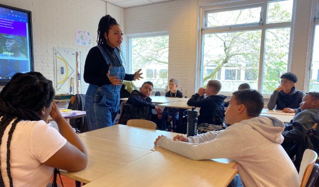 Roziena Salihu uit Dronten tijdens haar les in Almere. 