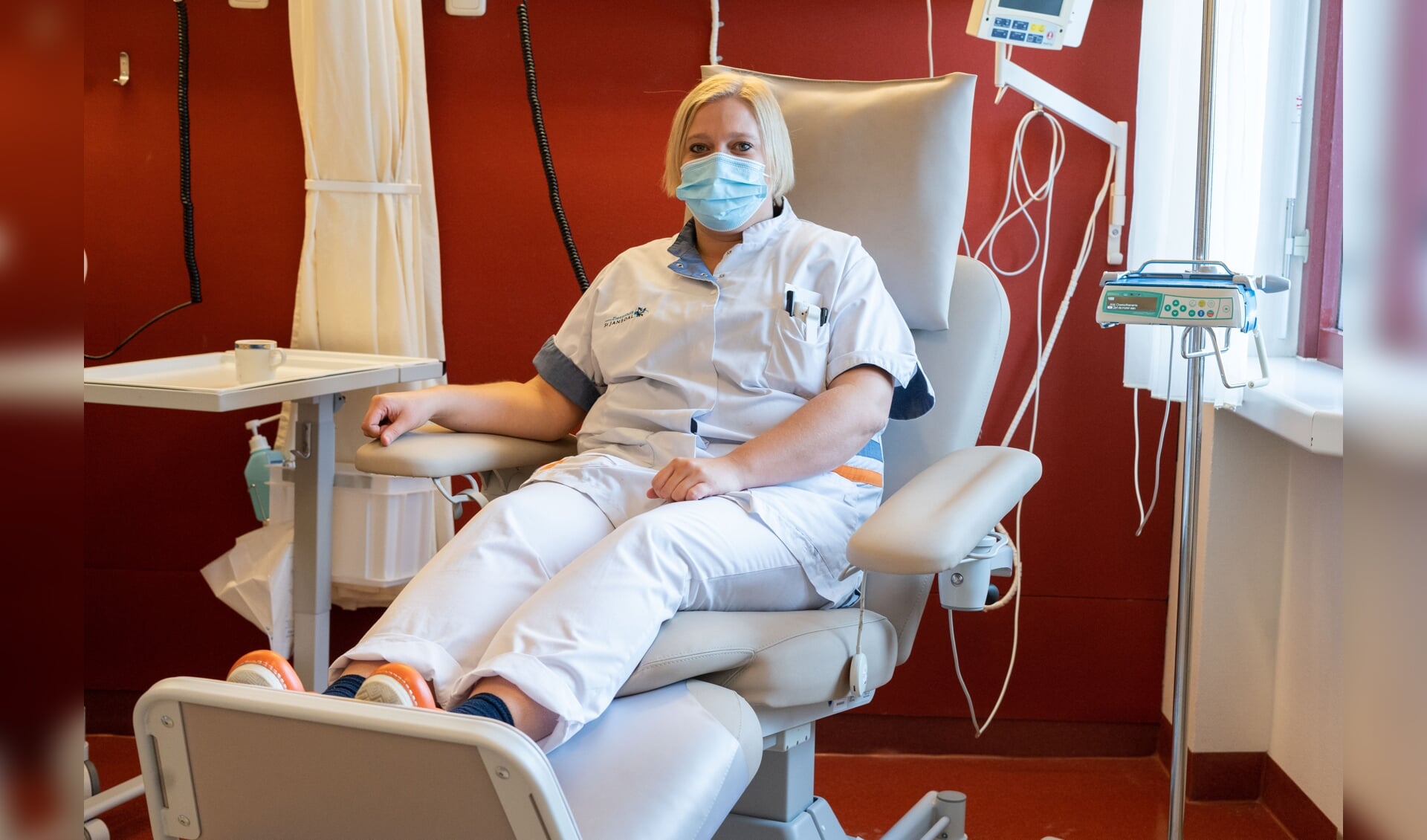 oncologieverpleegkundige Janneke van den Brink in een van de nieuwe behandelstoelen. 