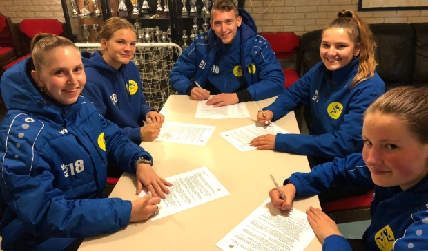 Lisanne Brouwer, Miriam Felix, Youp Brouwer, Kim Remijn en Michelle van Roemburg (v.l.n.r.) tekenen hun vrijwilligersovereenkomst. 
