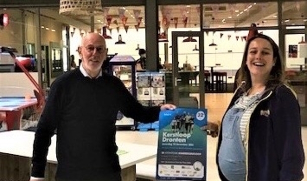 Voorzitter Allert Everts (re.) met sponsor Avontura.