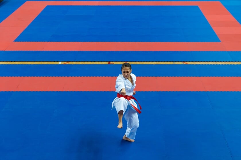 Een kata op de NK Karate in het Landstede Sportcentrum.