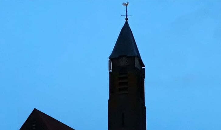 De klokkentoren van de Brunneper Westerkerk bij nacht en ontij