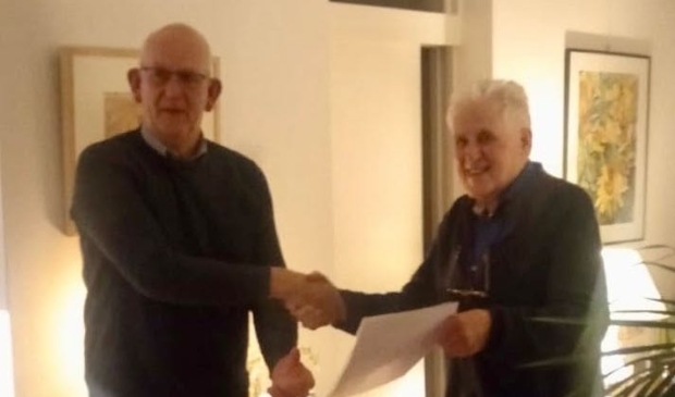 Jan Groenendijk reikt de oorkonde uit aan Frits Rutgers.
