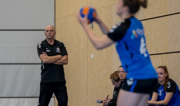 <p>Lambert Bouwman staat voorlopig weer aan het roer bij de Zwolse handbalvrouwen.</p>