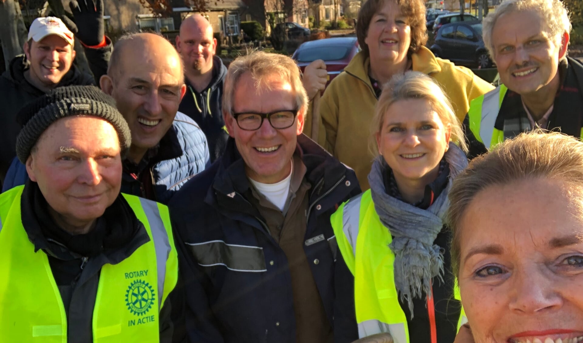 Leden Rotary Hattem-Heerde en medewerkers Zoethoet in actie bij het planten van de bollen