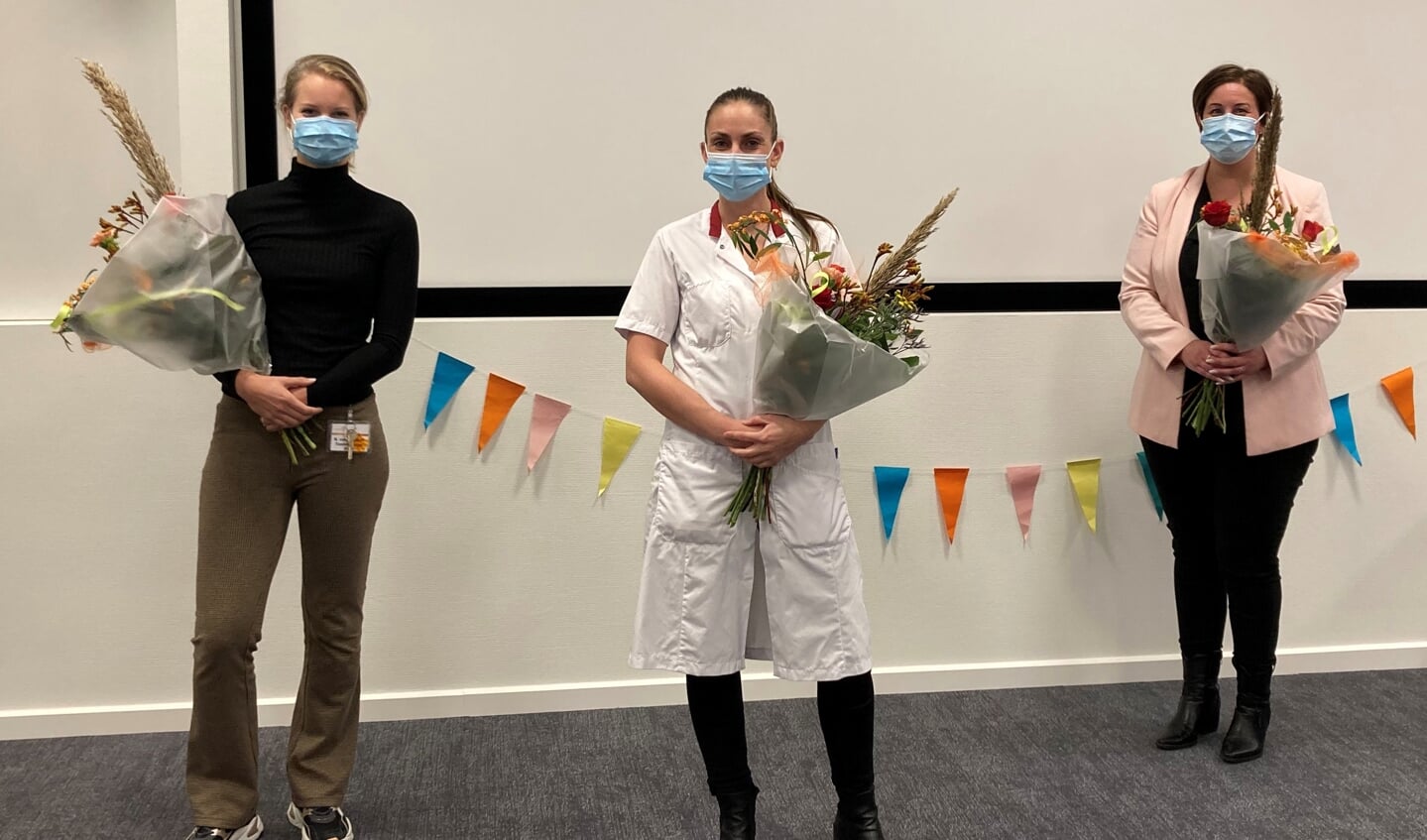 V.l.n.r. De drie genomineerden: Nancy van der Mark (patient journey), Dominique Bolhoven
(Stoppen met roken poli), Angela Halsema (Nuchtere Opname Afdeling). 

