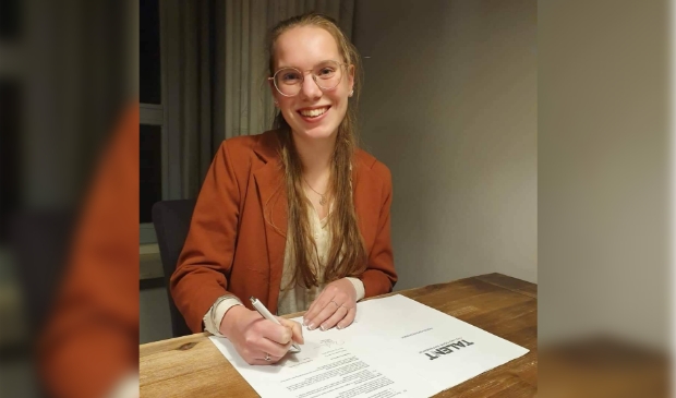 Petra Welmers tekent haar profcontract. 