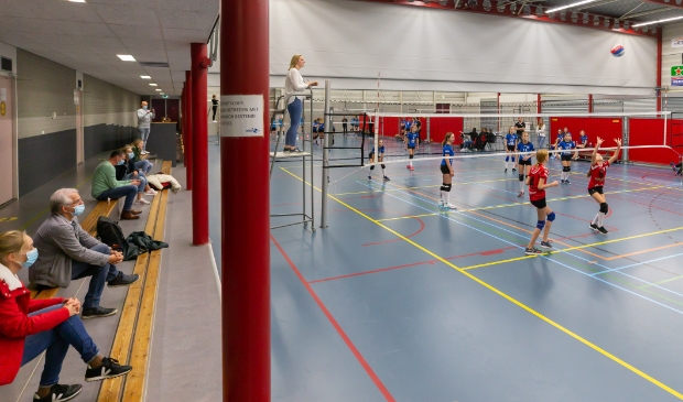 <p>Sporthal Zwolle-Zuid op zaterdag, als SVI volleybal haar wedstrijden afwerkt. Toeschouwers, met mondkapje, waren voorlopig voor de laatste keer welkom.&nbsp;</p> 