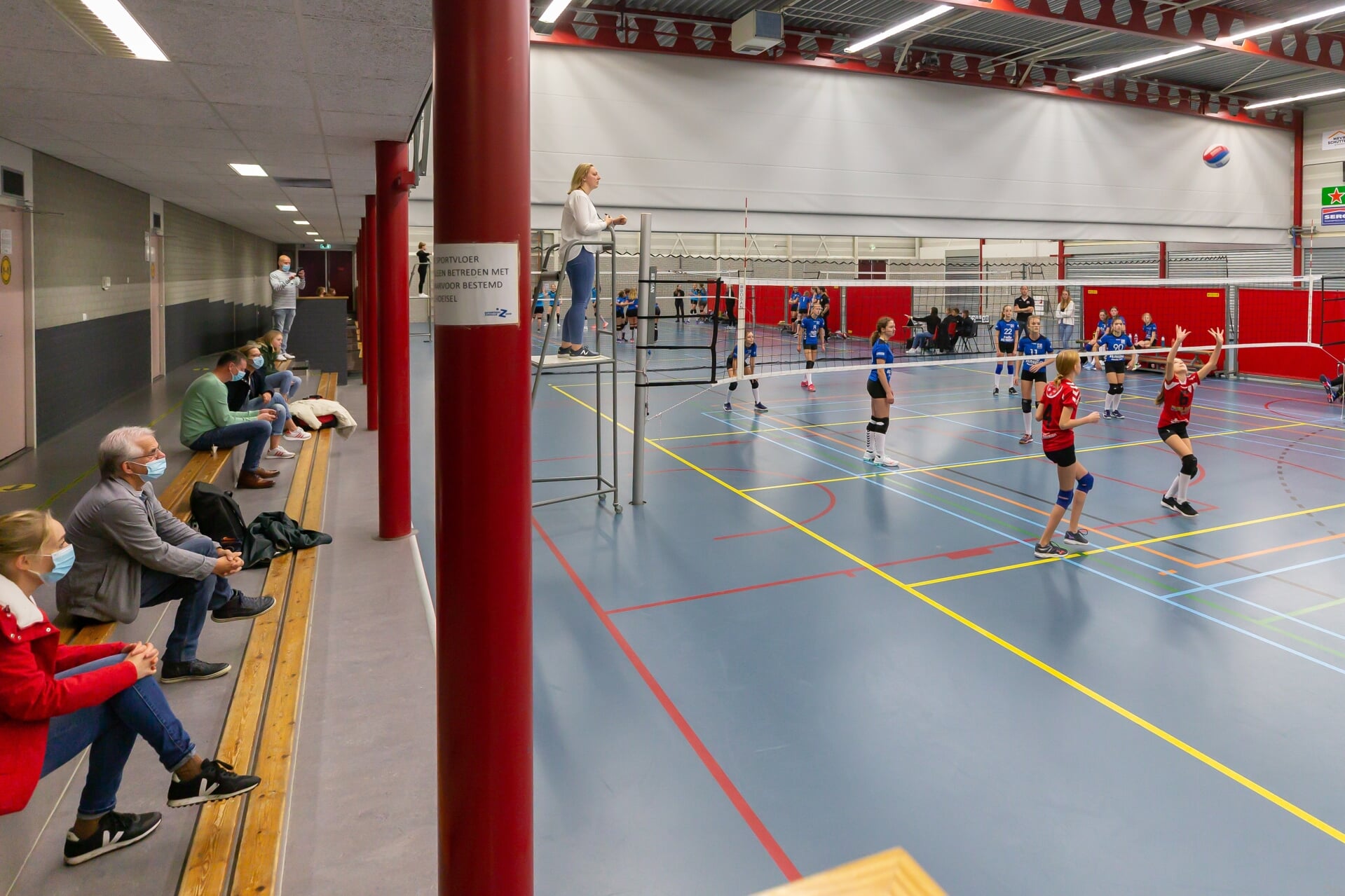 Sporthal Zwolle-Zuid op zaterdag, als SVI volleybal haar wedstrijden afwerkt. Toeschouwers, met mondkapje, waren voorlopig voor de laatste keer welkom. 