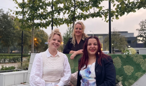 Van links naar rechts: Theatermaker Pomme Willemse, regisseur en sociaal-cultureel werker Pien Bos en mantelzorger Dahlia, die ook in de documentaire voorkomt.