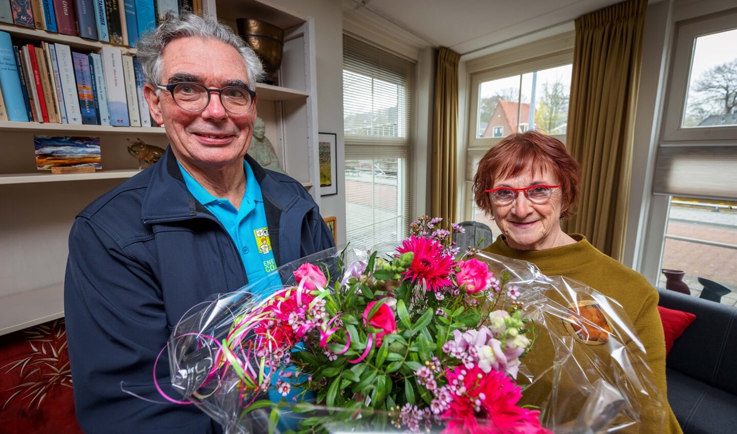 Energiecoach Henny van Rij overhandigt mevrouw Mieke Baneke een bloemetje namens de gemeente Steenwijkerland