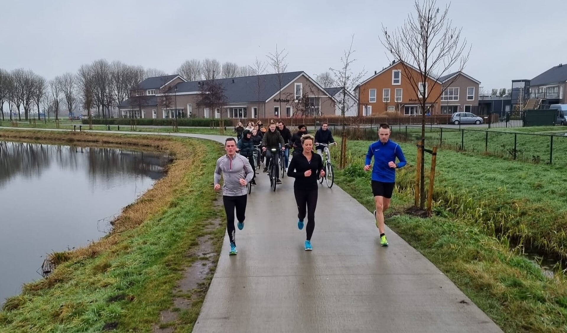 Alwin Penninkhof (r) is bezig aan zijn laatste kilometers. 