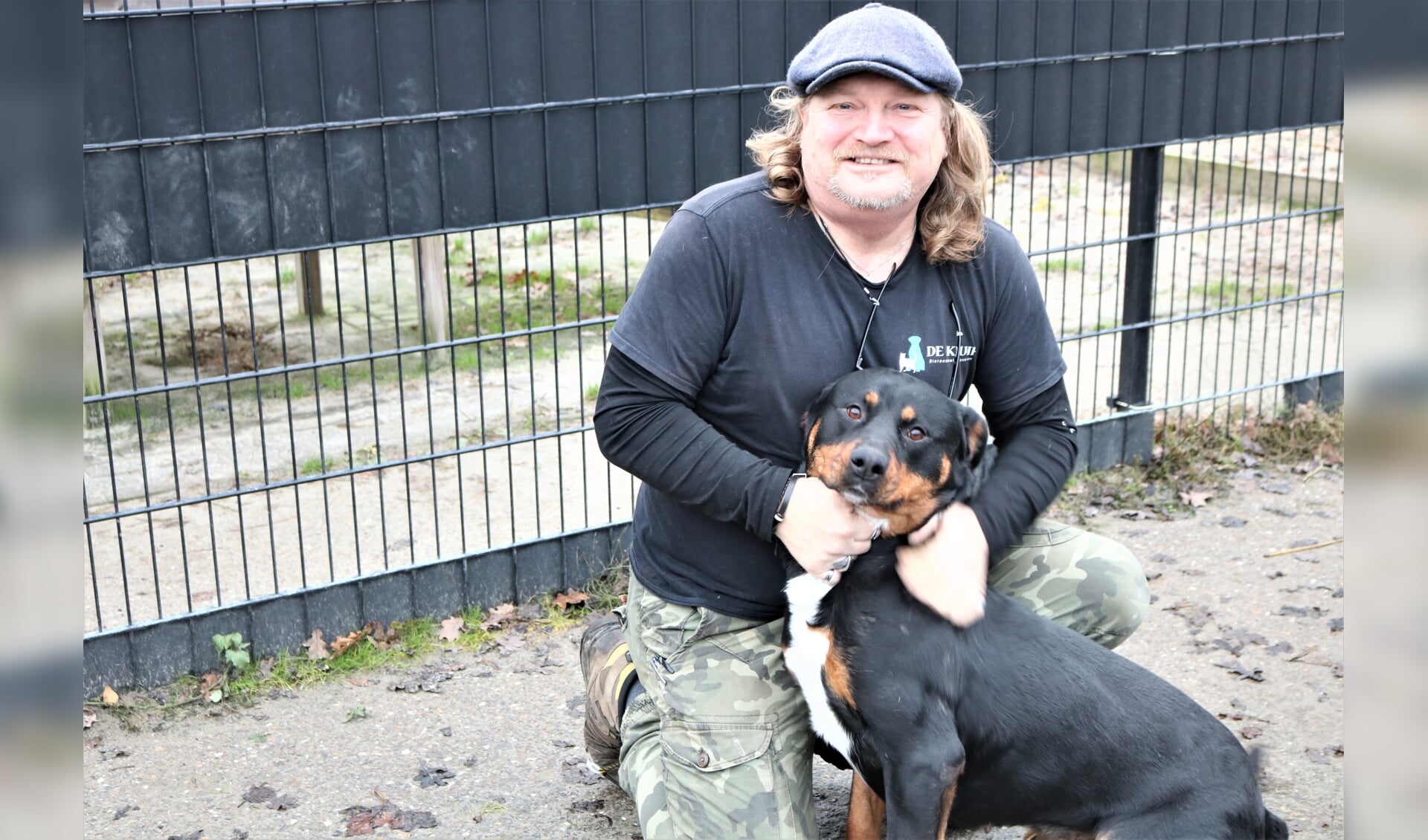 Medebeheerder Kees van der Velde van De Kluif, samen met de enthousiaste Lucky: ‘Dieren geven je onvoorwaardelijke liefde’. 