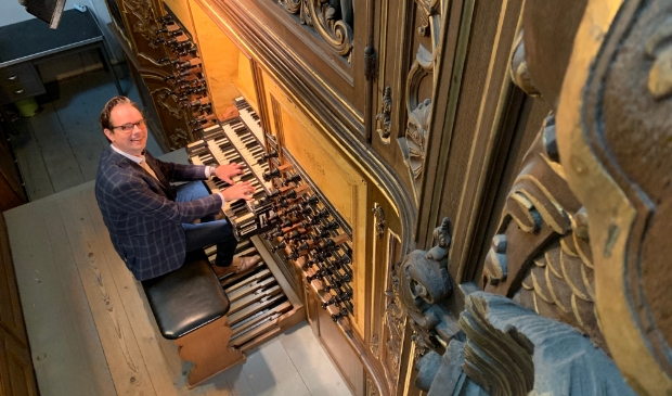Bastiaan Stolk aan het orgel van de Bovenkerk in Kampen 