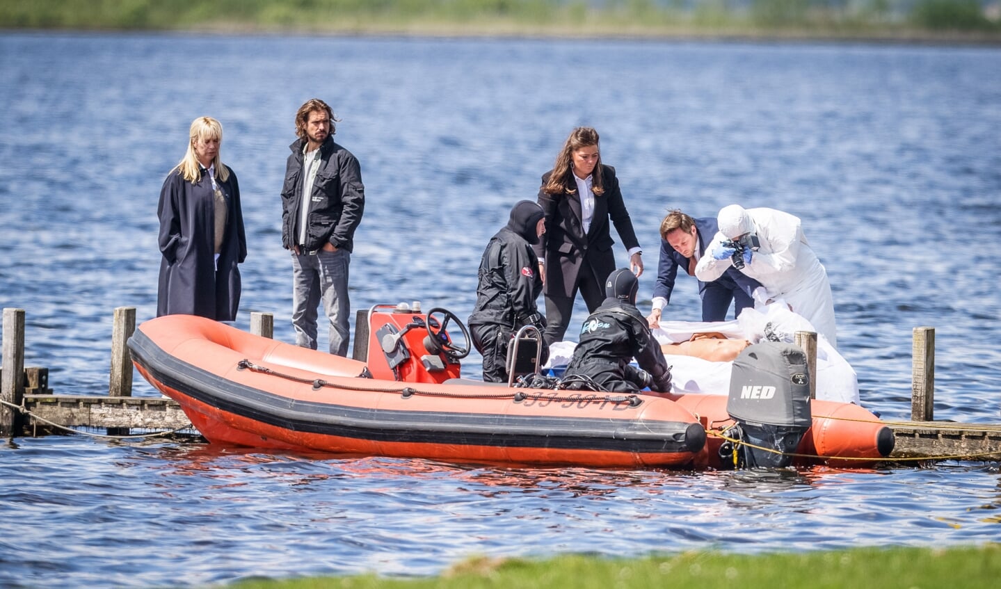 Op 18 mei zijn bij Giethoorn opnames gemaakt voor de tvserie Diepe Gronden. Links kijkt hoofdrolspeler Linda de Mol naar het vermoorde meisje in de boot.