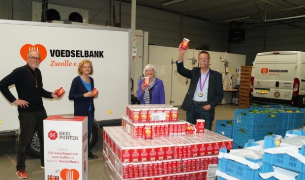 <p>Vorig jaar zijn 1.572 pakken koffie aan de Zwolse Voedselbank geschonken. </p>