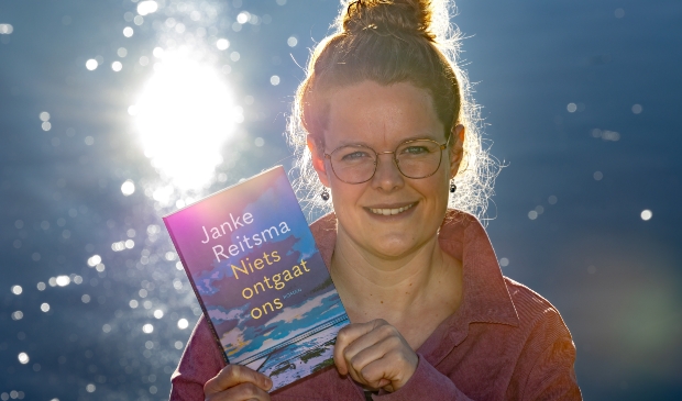 <p>Janke Reitsma met haar roman 'Niets ontgaat ons'. </p>