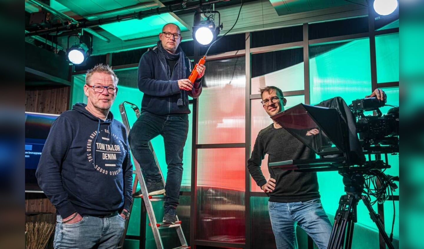 Jannes Mulder, Roderick Aal en Bas Ardesch verzorgen de bingo op 2 januari. Jaap de Vries ontbreekt op de foto.