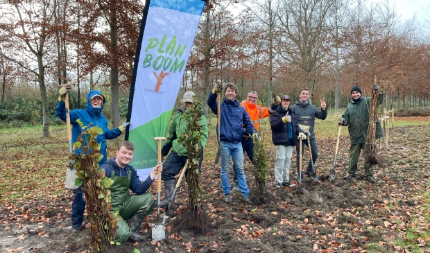 Studenten plantten bomen bij Roggebotstaete.