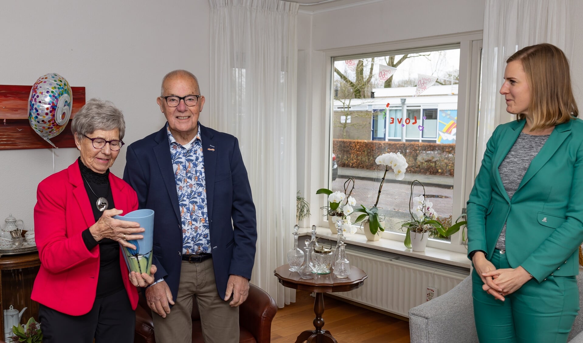 Het echtpaar Lubbinge was zestig jaar getrouwd en kreeg bezoek van wethouder Dorrit de Jong.
