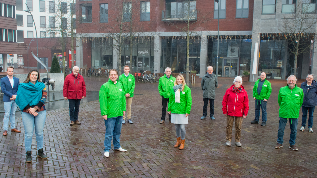 Kandidaten van GroenLinks met vooraan in het groen Paul Vermast en Danieke van Baal. 