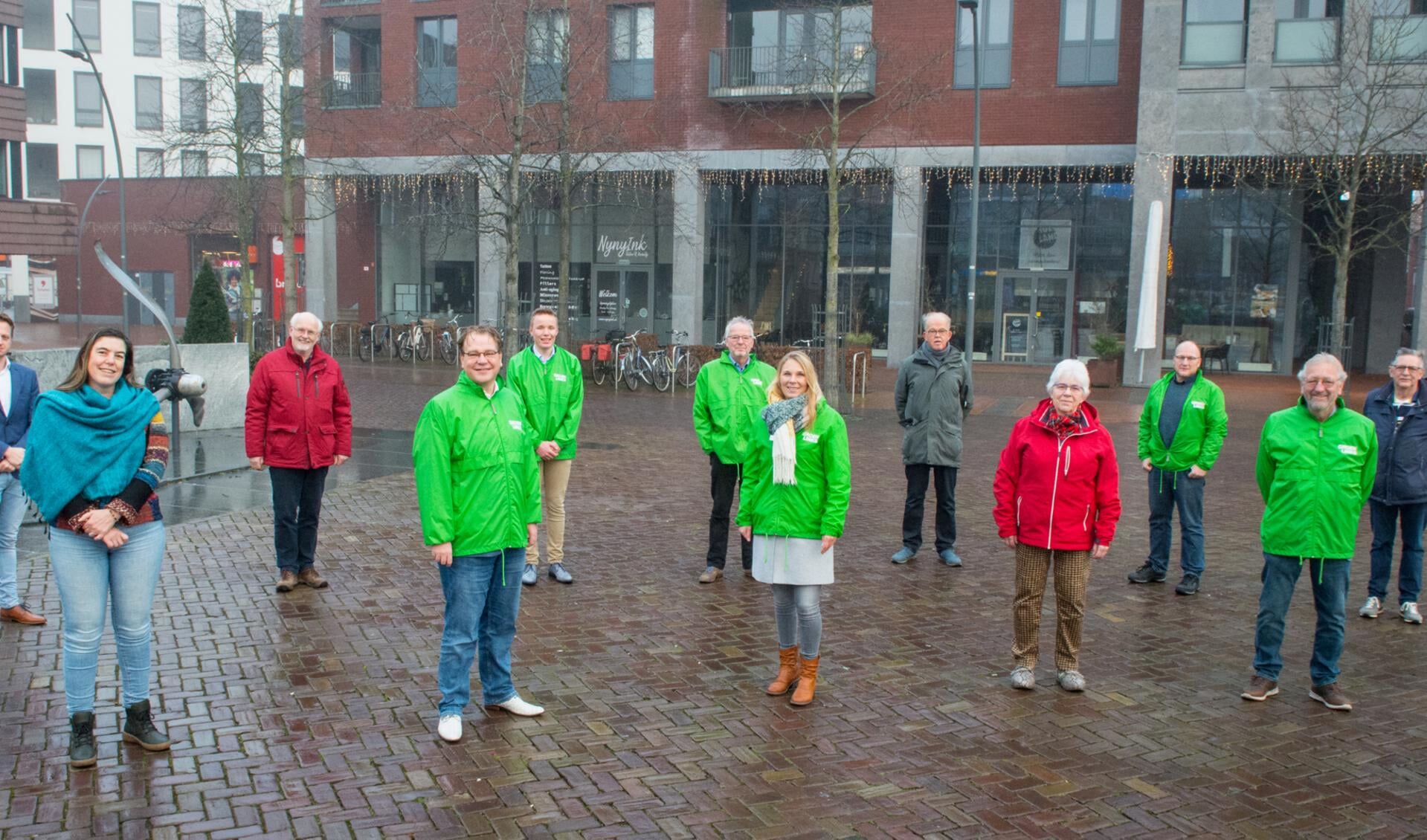 Kandidaten van GroenLinks met vooraan in het groen Paul Vermast en Danieke van Baal.