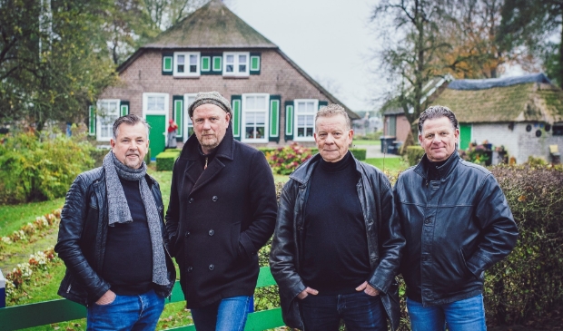 <p>De Verveners met van links af Klaas Huisman, Albert Bartelds, Allart Strijker en Johan Fidom.</p>