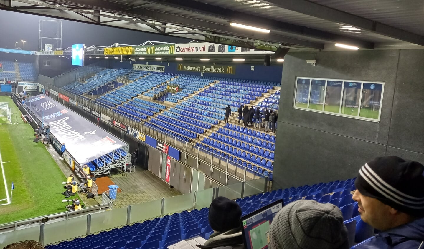 Groepje dringt stadion binnen tijdens PEC Zwolle-Fortuna Sittard.
